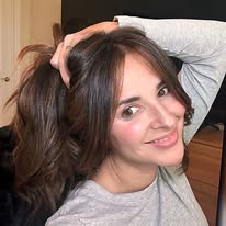 Caro Manzano sonriendo, dando la bienvenida a su blog