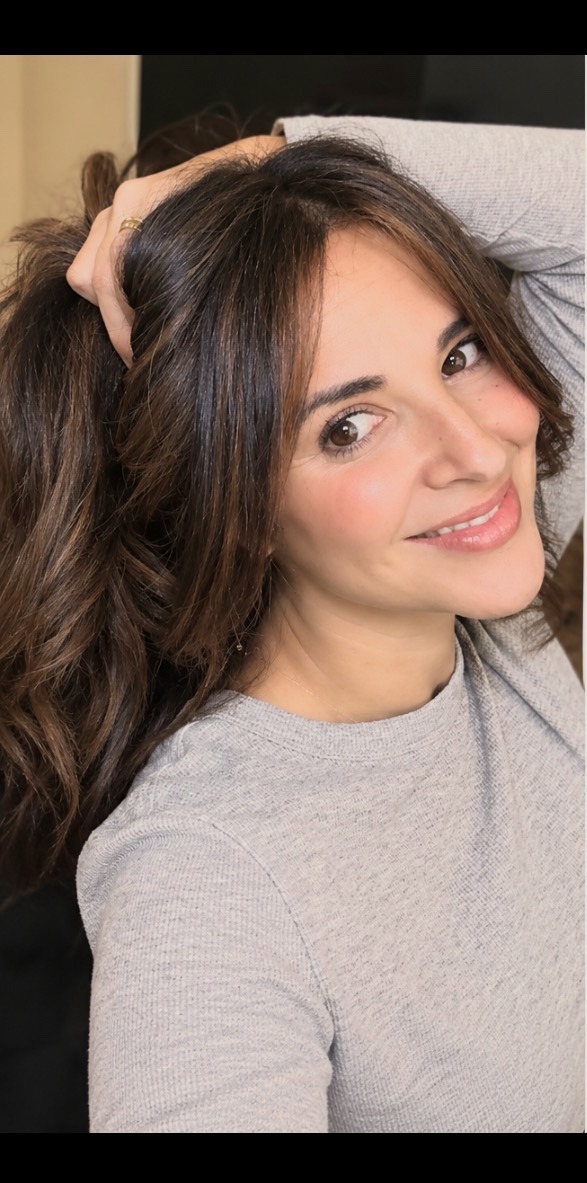 Retrato natural y luminoso de Caro Manzano sonriendo