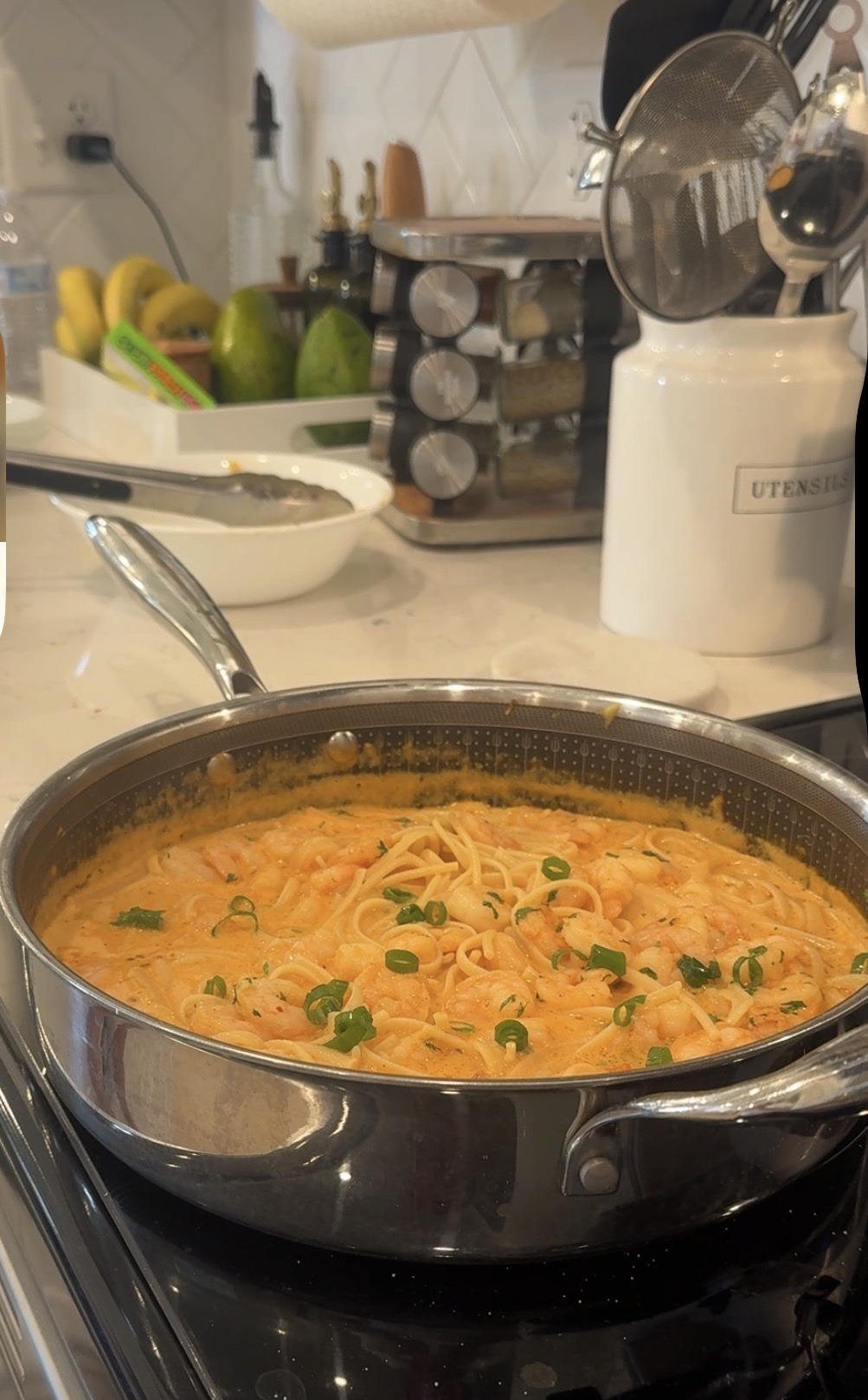 Pasta cremosa con camarones terminada en la sartén