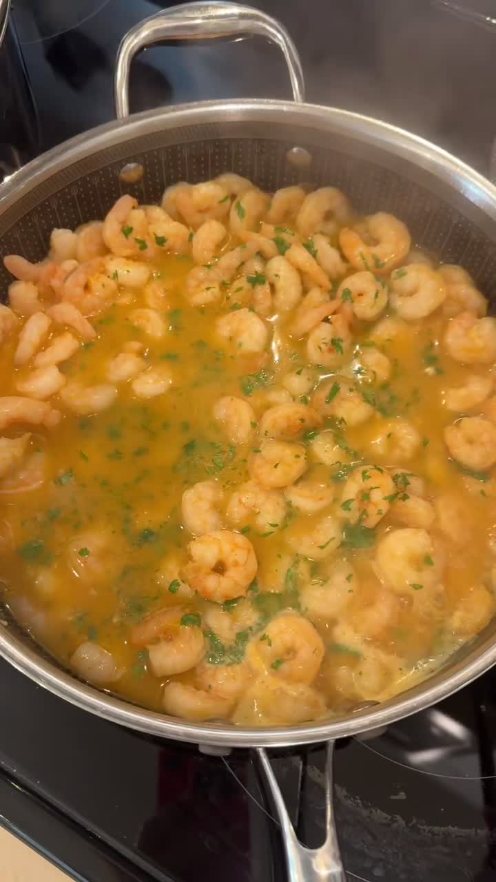 Camarones sazonados cocinándose en la sartén